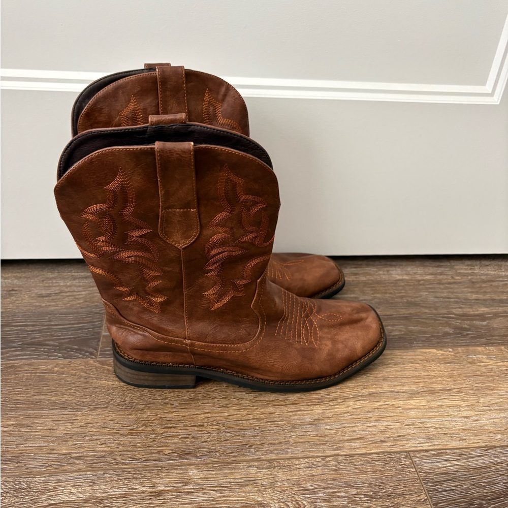 Men's Brown Western Cowboy Boots with Decorative Stitching
